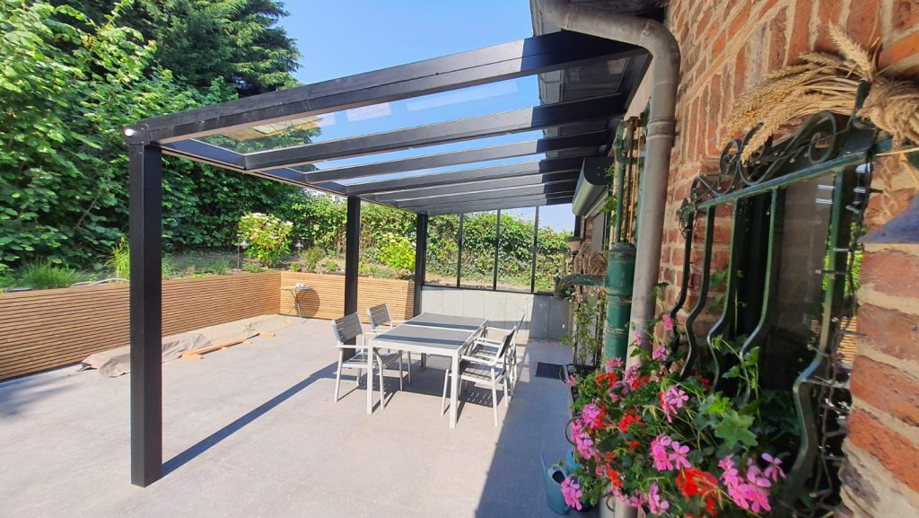 Une pergola en aluminium durant l'été