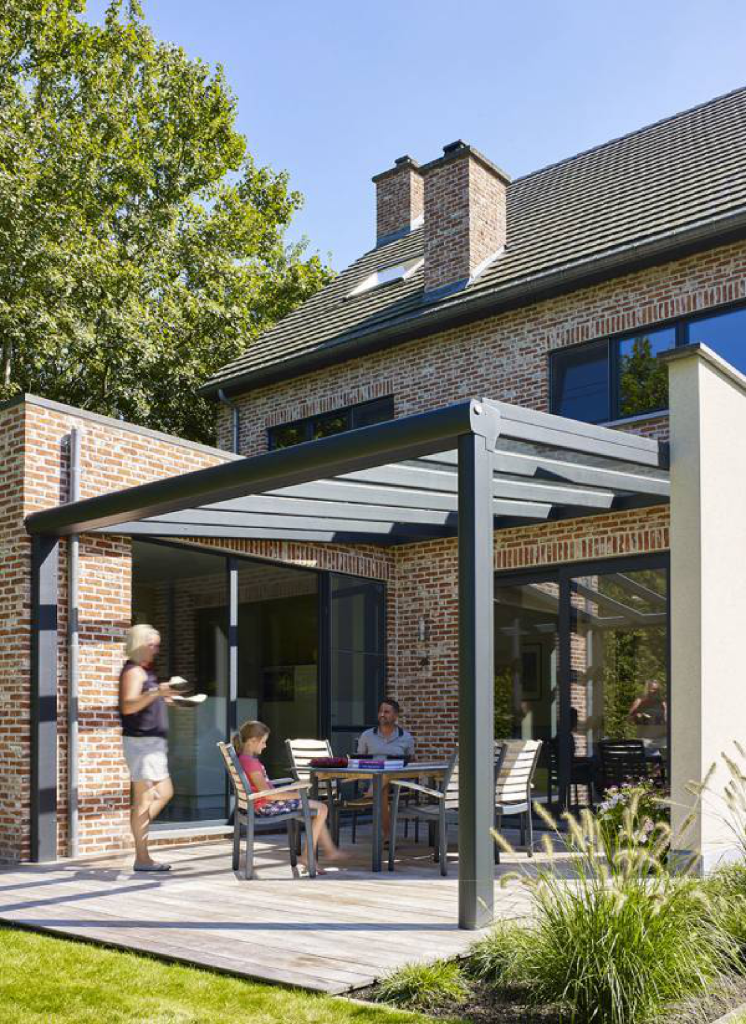 Famille sous une pergola en aluminium