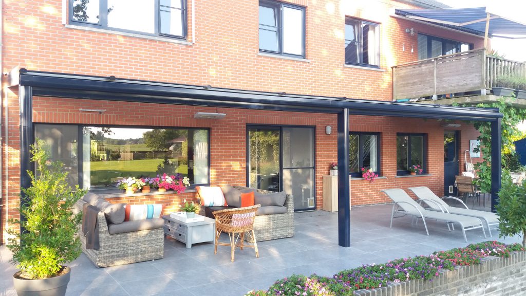 Salon d'extérieur recuvert d'une pergola en aluminium