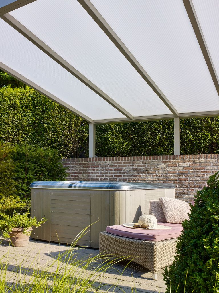 Jacuzzi sous une pergola en aluminium