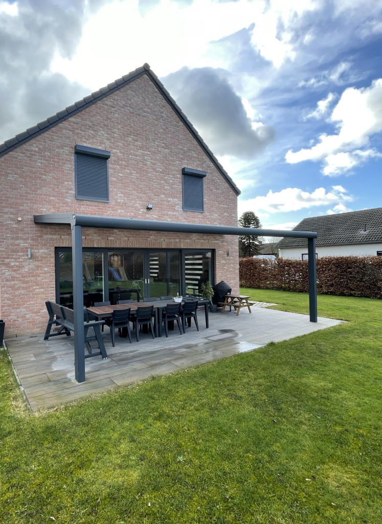 Pergola couvrant une salle à manger d'extérieur
