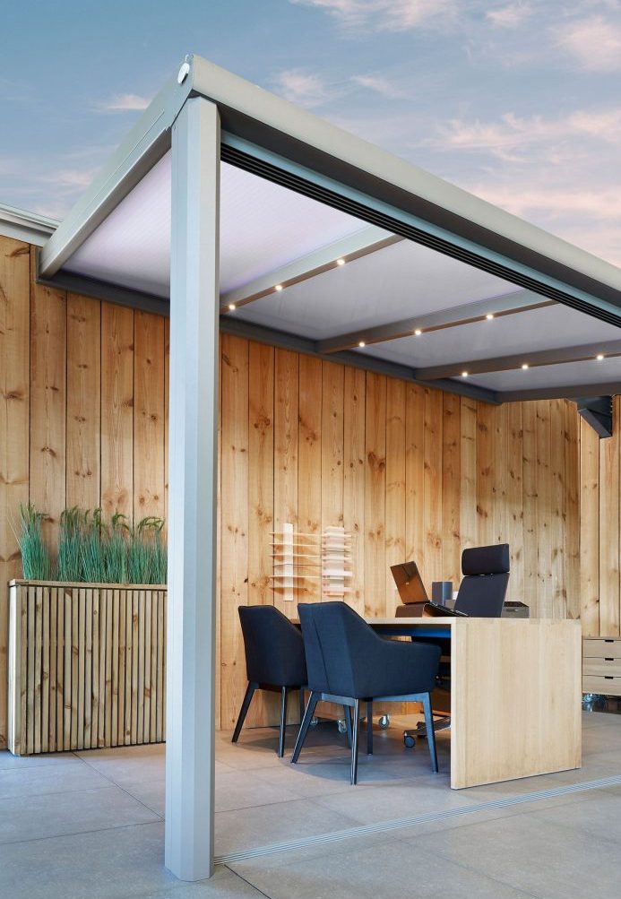 Espace de travail en plein air sous carport