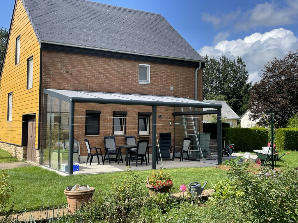 Pergola de jardin avec toit en pente